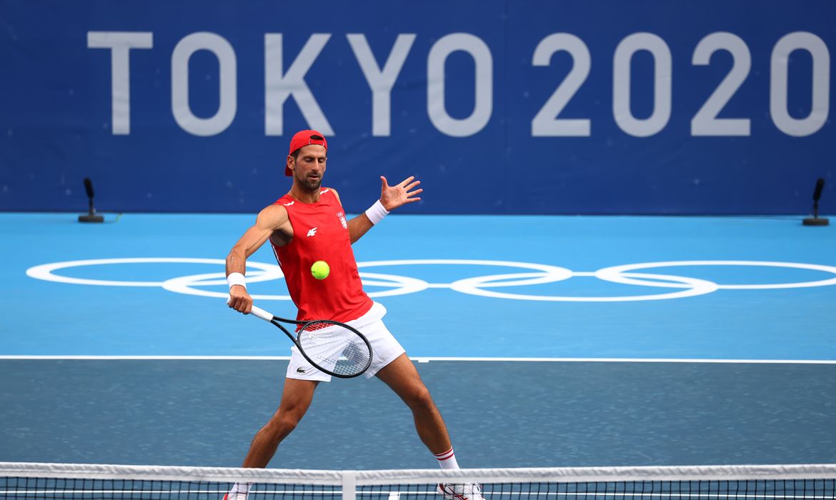 Djokovic chega a Tóquio tentando completar Golden Slam